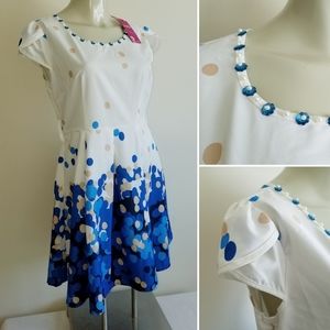 Beautiful detailed spring/summer dress great color